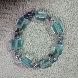 Silvertone blue 🔵 floral flower 🌷🌹 design beaded stretch bracelet small